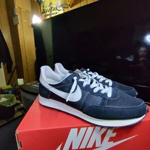 Nike Black and White Men’s Low-Top Sneakers